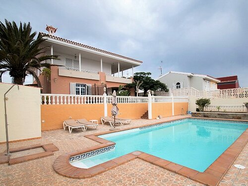 Main Photo of a 5 bedroom  Villa for sale