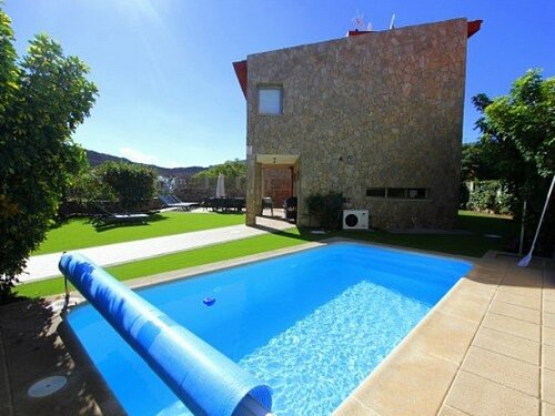 Main Photo of a 4 bedroom  Villa for sale